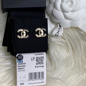 ❌SOLD❌Gold and crystals earrings